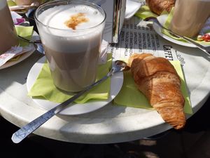 Great for sweet vegan breakfast: brioche and latte macchiato at Casa del Gelato in Caorle