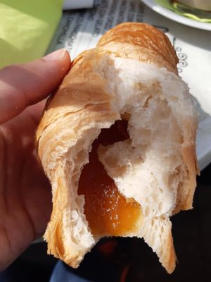 vegan brioche filled with apricot jam at Casa del Gelato in Caorle