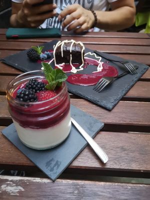 Panna Cotta und zimtiger Brownie at Ma'Rinas - Veggiezz in Karlsruhe