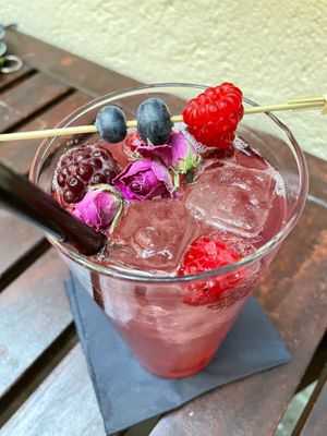 raspberry-rose lemonade at Ma'Rinas - Veggiezz in Karlsruhe