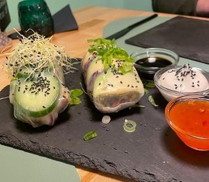 Rolls mit veganer Mayo, Sojasauce und Süß/sauer Sauce at Ma'Rinas - Veggiezz in Karlsruhe
