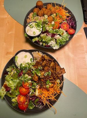 Gyrosbowl und Falafelbowl, beides 10/10. Zusätzlicher Dip wurde kostenlos angeboten 😍 at Ma'Rinas - Veggiezz in Karlsruhe