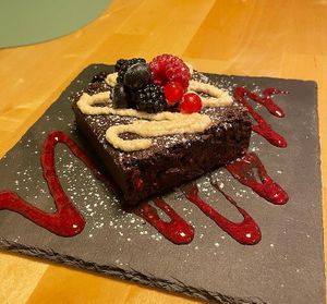 Brownie, sehr groß und lecker. Einer Reicht für zwei ;) at Ma'Rinas - Veggiezz in Karlsruhe