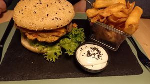 Burger with wasabi mayo at Ma'Rinas - Veggiezz in Karlsruhe