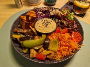 Rainbow Bowl (Tofu and Veggies) at Ma'Rinas - Veggiezz in Karlsruhe