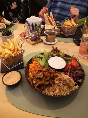 Gyros Bowl mit zusätzlichen Pommes und Cocktailsoße at Ma'Rinas - Veggiezz in Karlsruhe