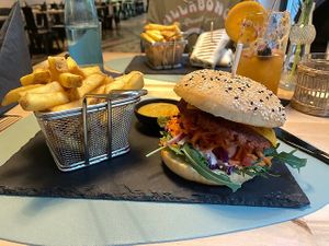 Cheese burger and fries   at Ma'Rinas - Veggiezz in Karlsruhe