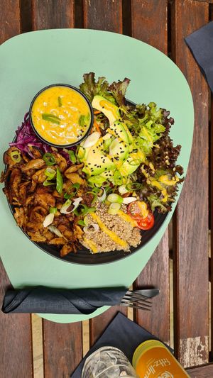 Gyros mit Quinoa und SenfSauce statt Tzaziki at Ma'Rinas - Veggiezz in Karlsruhe