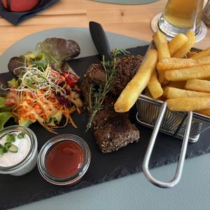 The vegan pepper steak with chips and the herb dip    at Ma'Rinas - Veggiezz in Karlsruhe