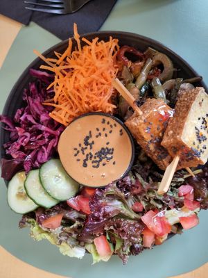 Rainbow bowl at Ma'Rinas - Veggiezz in Karlsruhe