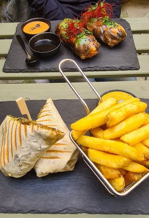 GyrosWrapzz mit Pommes bzw KimchiRollzz at Ma'Rinas - Veggiezz in Karlsruhe