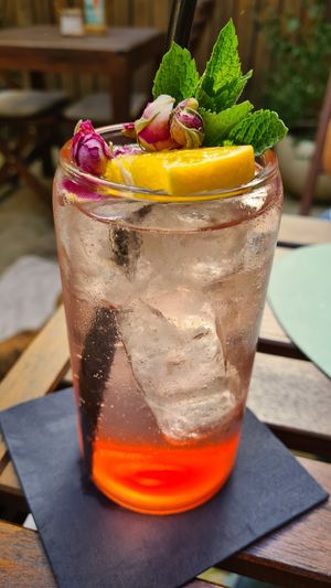 Limo mit Rose at Ma'Rinas - Veggiezz in Karlsruhe