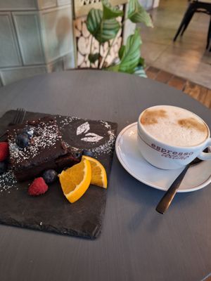 Chocolate Brownie, Coffee w. Oat Milk at Ma'Rinas - Veggiezz in Karlsruhe