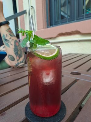 Ingwer-Hibiskus-Minze Limonade at Ma'Rinas - Veggiezz in Karlsruhe