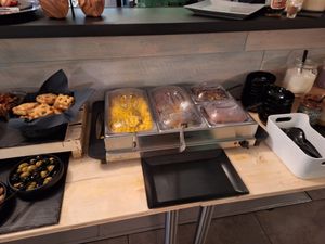 Warm dish: scrambled sth., vegetables, mushrooms, vegan bacon at Ma'Rinas - Veggiezz in Karlsruhe