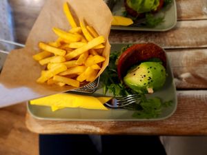 Avocado-Burger at Ma'Rinas - Veggiezz in Karlsruhe