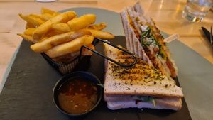 😎 Sandwich mit Fries und ChillyDip at Ma'Rinas - Veggiezz in Karlsruhe