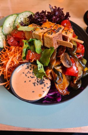 Rainbow Bowl mit spicy TofuSpieße at Ma'Rinas - Veggiezz in Karlsruhe