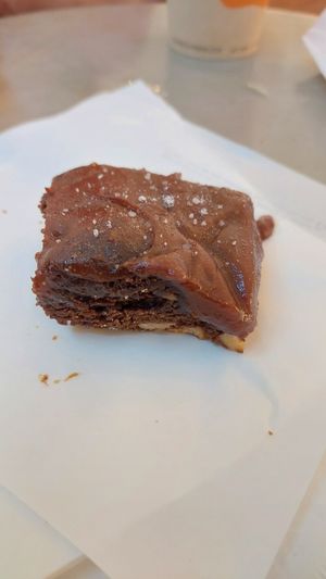 Brownie com cobertura de caramelo salgado at Naked Coffee - Higienópolis in Sao Paulo