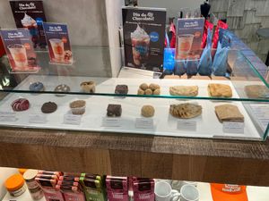 Donut, cookie, toast, empanada, brownie de caramelo, muffin, pão de beijo  at Naked Coffee - Higienópolis in Sao Paulo