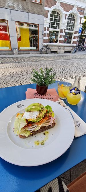 Kimchi op speltbrood met gepocheerd ei en avocado at Van Wijck in Maastricht