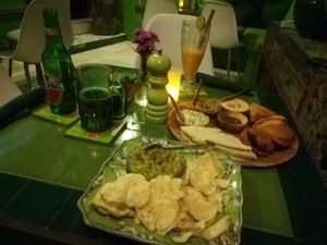 Mix platter and crackers with avocado dip at Akar Cafe in Lovina