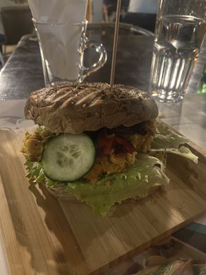 Hamburguesa "el sol”  at Café Oceano in Vila Praia De Ancora