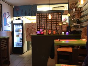 Bar met daarachter de keuken  at TerraZen Centre in Amsterdam