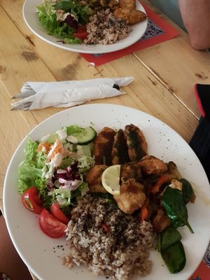 Vegane Platte (vorne), Jamaica Platte (hinten) at TerraZen Centre in Amsterdam