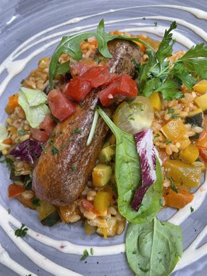 Beyond-Bratwurst auf mediterranem Gemüse-Kichererbsen-Risoni   at Herr Puck in Kellenhusen