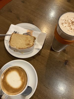 Chai, Cappuccino und Mandelkuchen  at Kaffitar - Bankastræti in Reykjavik