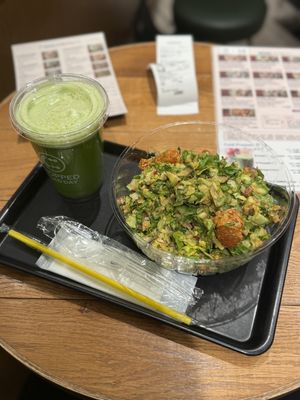 Korean spicy chicken with apple and kale juice   at Chopped Salad Day Nagoya in Nagoya