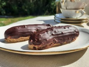 Eclairs au chocolat at Les Ateliers Pomme D'amour in Talant