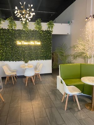 Nice clean meet up spot for bubble tea at Oishii Tea in Brampton