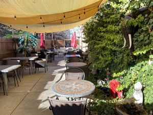 outside dining at Thai Palace in Cottonwood