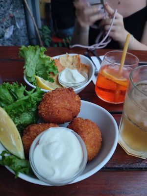 Panelle and arancini (special mention to the Aperol spritz with a piece of pasta as straw ahahah) at EmmaPea Vegan Food and Bar in Berlin