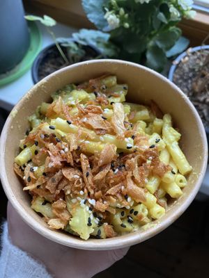 Mac and Cheese mit geröstetem Rosenkohl und Röstzwiebeln 🌱 at EmmaPea Vegan Food and Bar in Berlin