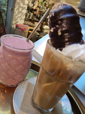 Pinky pie smoothie and Iced Coffee with "flødebolle" at Whole Food Cafe in Thisted
