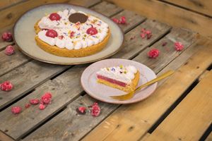 Timeless taste to enjoy over and over again! This is our vegan rasberry cake and we absolutely LOVE her! Try what a better world tastes like and order in our webshop @ www.trashuretaarten.nl  at Trash'ure Taarten in Nijmegen