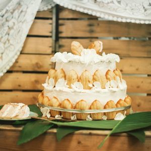 Wanna get married the Trashurely way? This cake and your wedding would make a perfect couple! View more of our wedding cake options on our socials @trashuretaarten!  at Trash'ure Taarten in Nijmegen