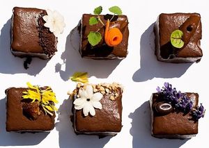 Say no more right? Our fancy petite fours with edible flowers are waiting for you to taste them!  at Trash'ure Taarten in Nijmegen