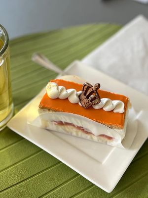 Tompouce ‘24👑  at Trash'ure Taarten in Nijmegen