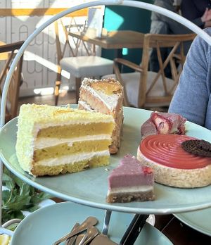 Yellow velvet taart, worteltaart, bosvruchten cheescake en een stoofperengebakje  at Trash'ure Taarten in Nijmegen