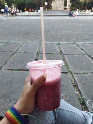 Smoothie Berry good, me parece que es con frutas naturales, perfecto para cuando hace calor. at Sin Pecado - Food Stall in Mexico City