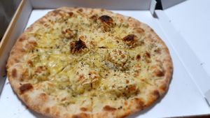 Pizza de alho at Pizzeria Daje in Loule