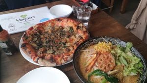 無五辛pizza和無五辛拉麵 at Vegans Cafe and Restaurant in Kyoto