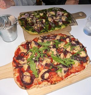 Pizze vegane con formaggio di anacardi  at Twist in Mallorca