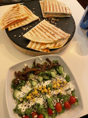 Tacos mit geräucherter Karotte und Meerretich sowie Veganer César Salat  at  Vegigan in Tenerife