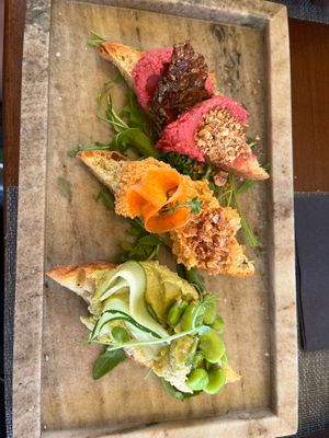starter: beetroot, tomatoe and zuccini hummus at The Botanist in Zadar