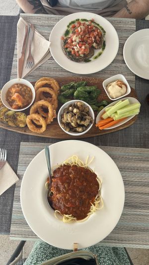 👆🏻Bruschetta on dark bread; 👉🏻 : Aubergine, chickpea-sweet-potato-curry, onion rings, mushrooms in garlic, roasted peppers, cucumber & carrot with Humus; 👇🏻Pasta  at Smith's Restaurant Café Bar in Mallorca